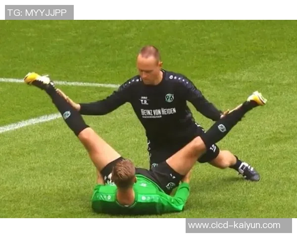 足球运动员男友的甜蜜生活揭秘与他们的爱情故事分享